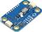Een blauwe elektronische printplaat met een metalen component dat gelabeld is met 'GND, 3V3, SDA, SCL', verbonden via witte stopcontacten aan twee uiteinden.