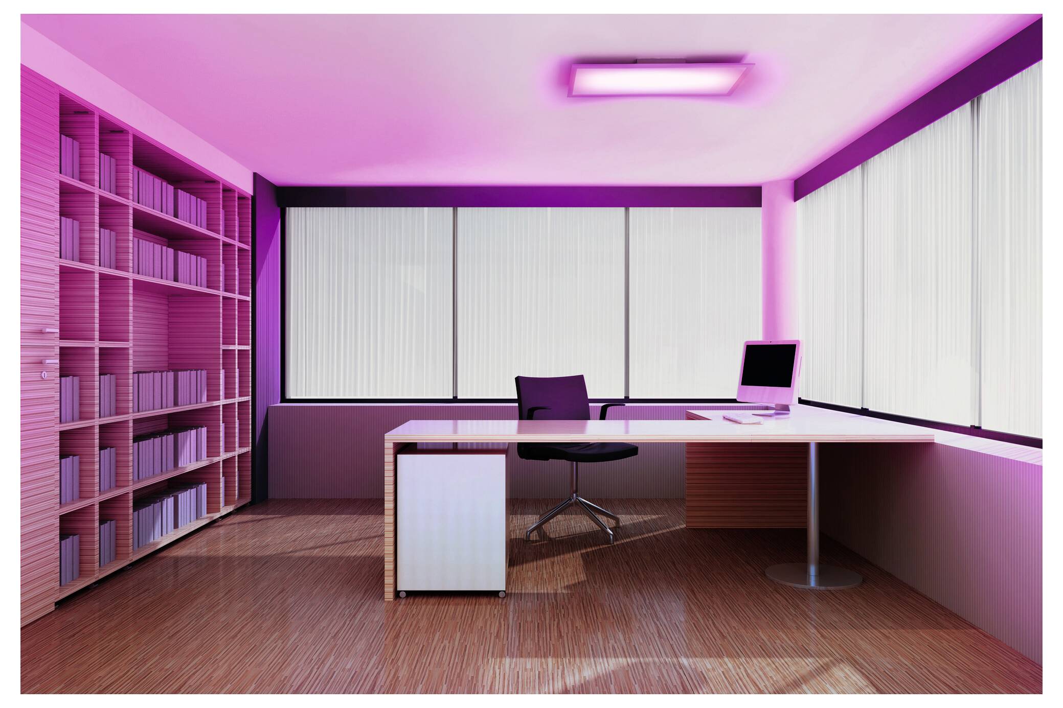 Een kantoorruimte met houten vloer, een modern bureau en stoel, computer op het bureau, grote ramen met verticale jaloezieën, en planken met boeken. De ruimte wordt verlicht door roze verlichting.