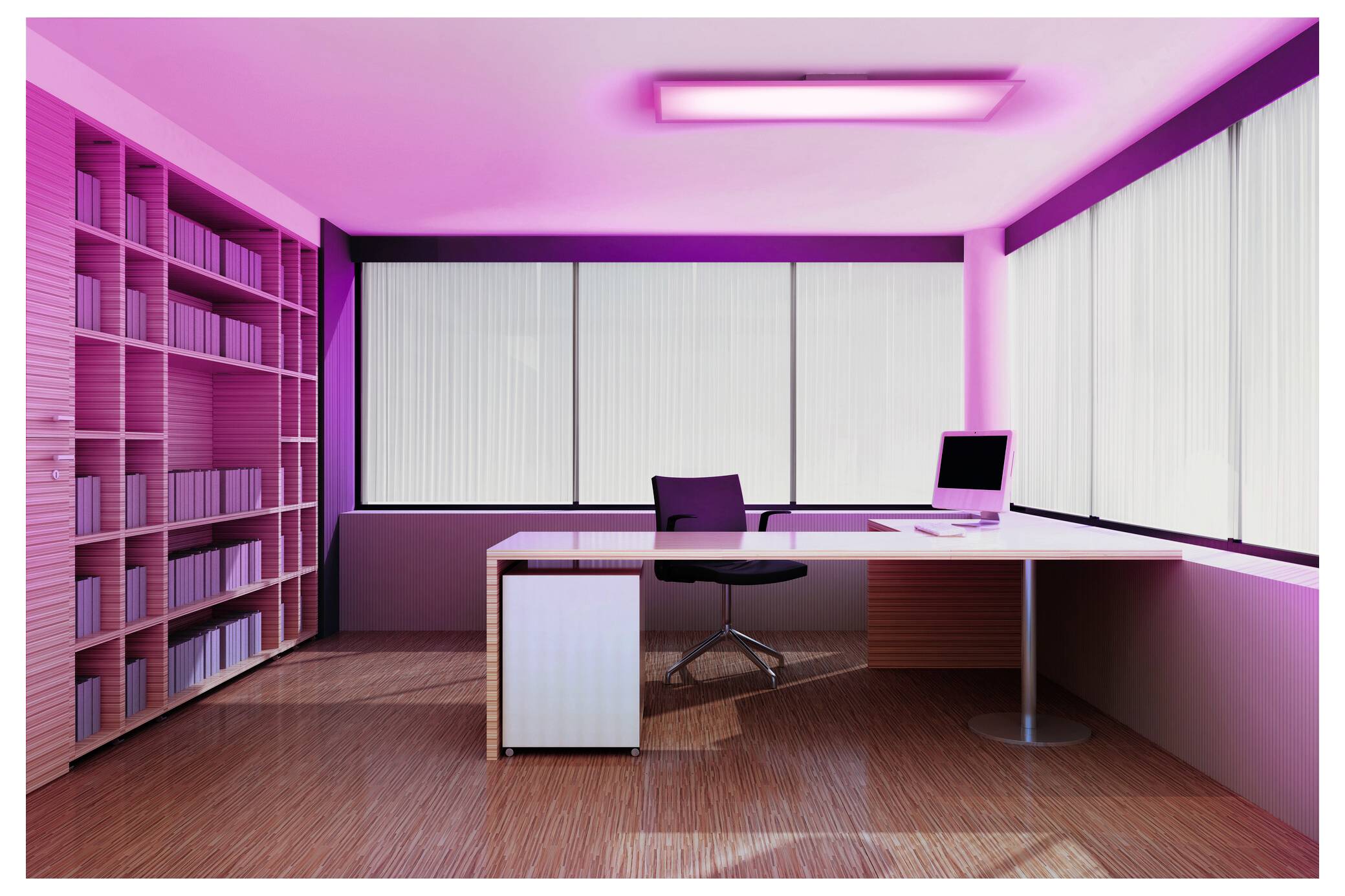Een moderne kantoorruimte met roze verlichting, met een bureau met een computer, een stoel en grote ramen met jaloezieën die gedeeltelijk zijn gesloten, omringd door boekenkasten.