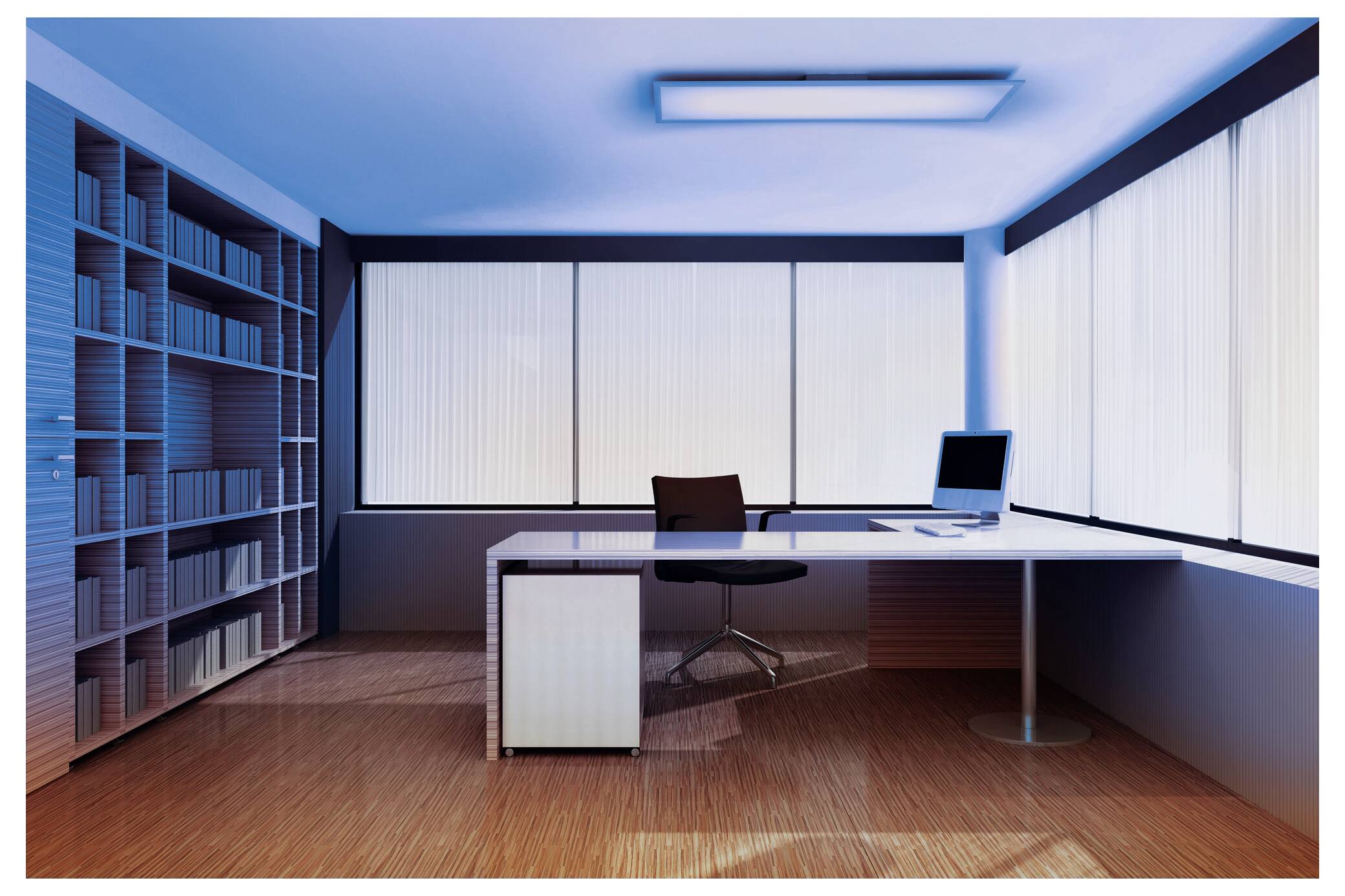 Een moderne kantoorruimte met een groot bureau, een stoel en een computer in een helder verlichte ruimte. Planken gevuld met boeken beslaan de linkermuur.