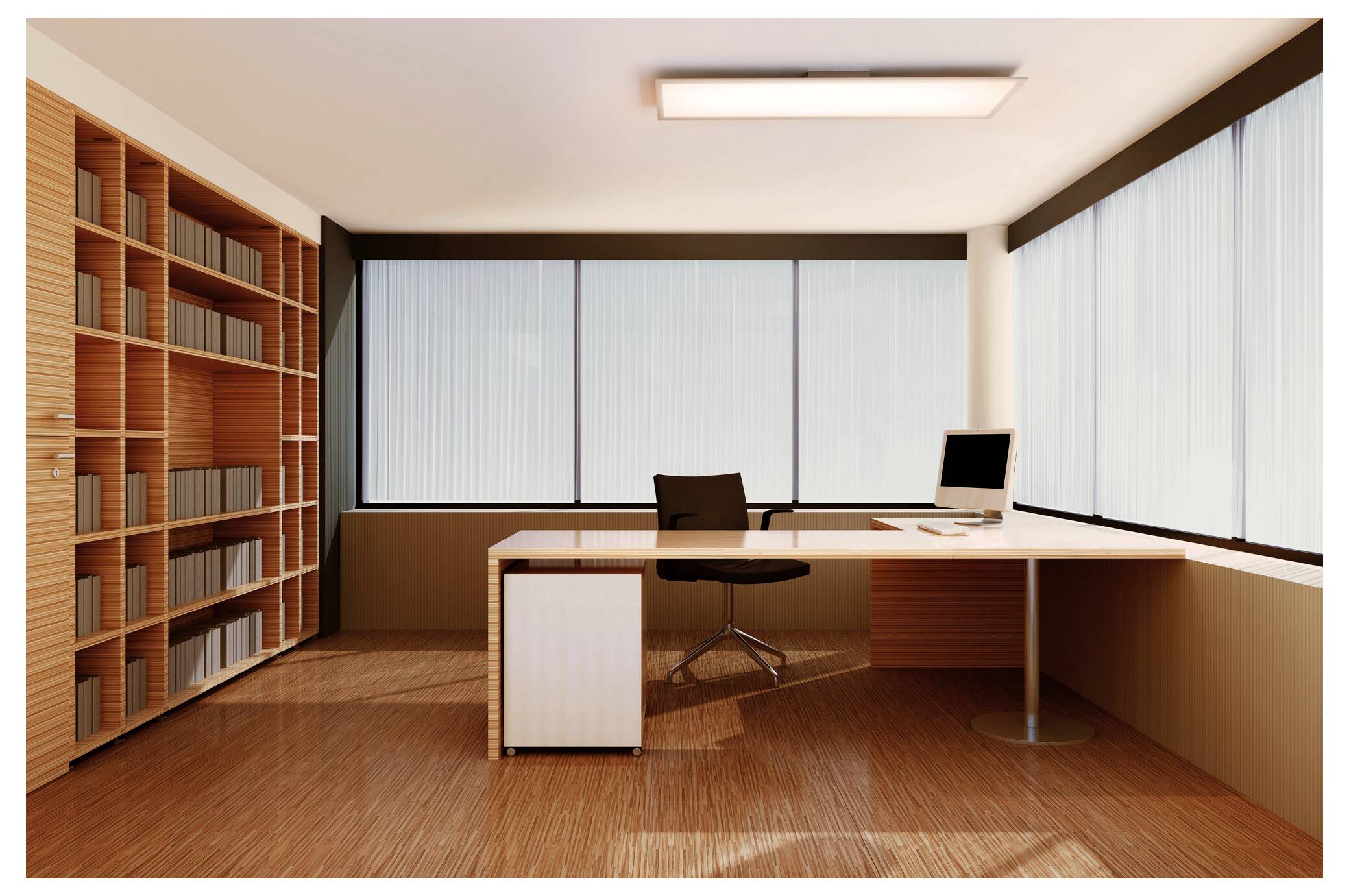 Een moderne kantoorruimte met houten vloeren, een groot bureau, een draaibare bureaustoel, planken vol boeken en brede ramen die natuurlijk licht binnenlaten.