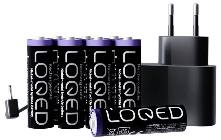 'Oplaadbare nikkel-metaalhydride batterijen met het label LOQED, vijf rechtop staand en één liggend, met een zwarte dubbele stekker-oplader.'
