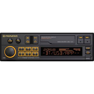 Een vintage auto-stereo frontpaneel met het merk 'Pioneer', uitgerust met knoppen en een digitaal LCD-scherm dat '20:58 BT USB APP' en audio-instellingen weergeeft.