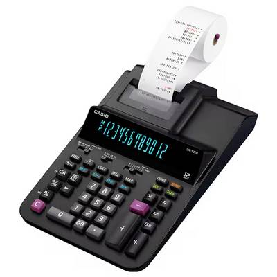 Een elektronische printcalculator met een papierrol waarop recente berekeningen worden weergegeven, inclusief cijfers voor bewerkingen en totalen.