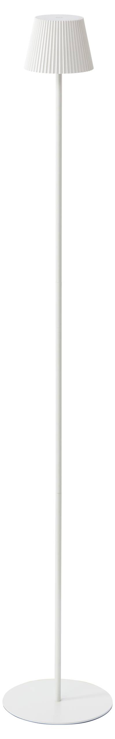 Een hoge, witte vloerlamp met een slanke, rechte standaard en een geplooid lampenkap.