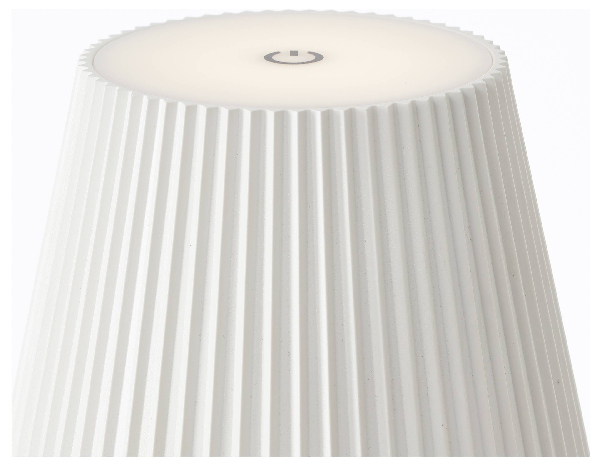 Een witte, geribde lamp met een ronde bovenkant, voorzien van een aan/uit-symbool in het midden, wat wijst op een focus op modern design en functionaliteit.