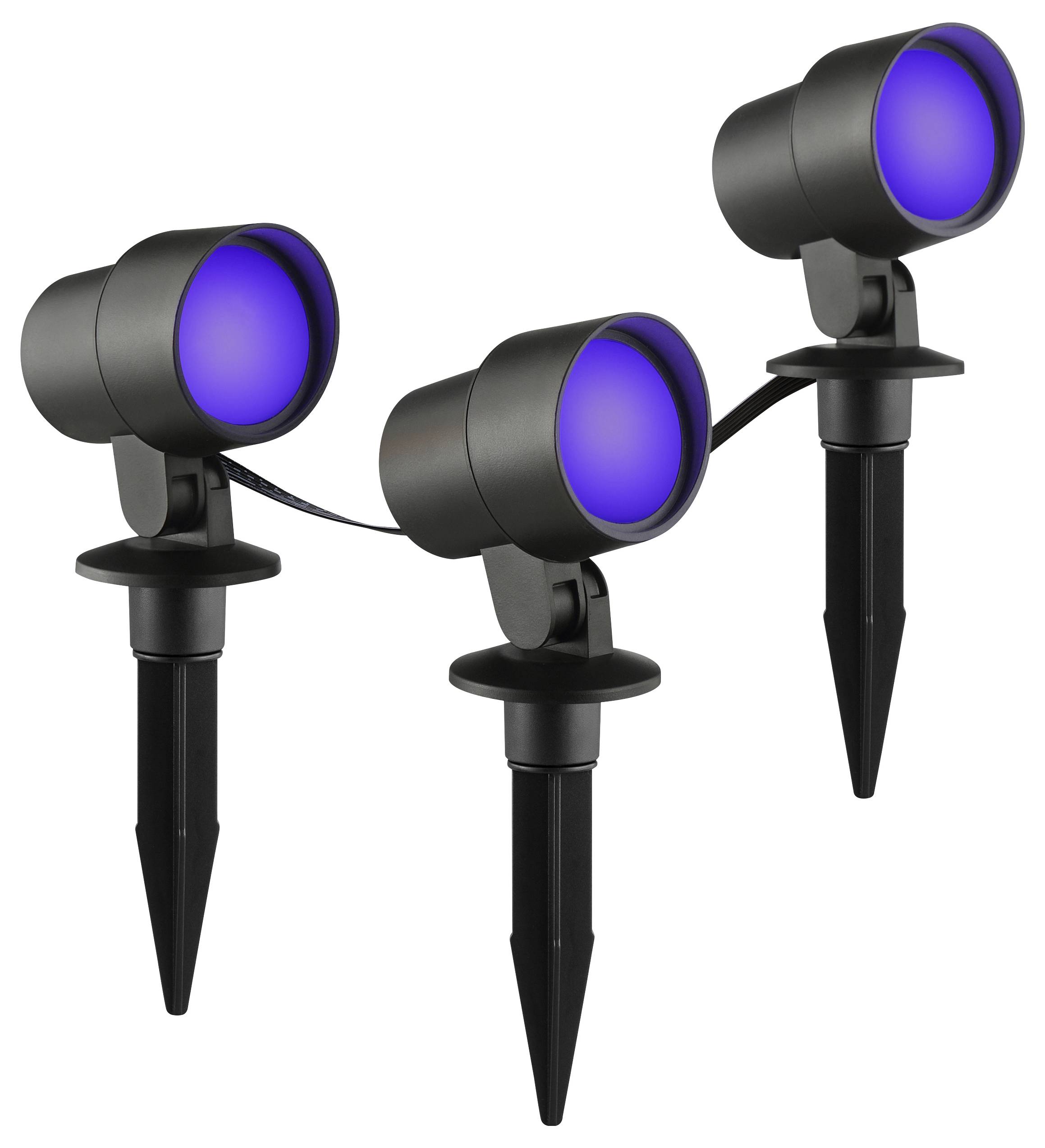 Drie zwarte buitenspotlights met blauwe lenzen, gemonteerd op pinnen voor tuingebruik, verbonden door een kabel, ontworpen voor landschapsverlichting.