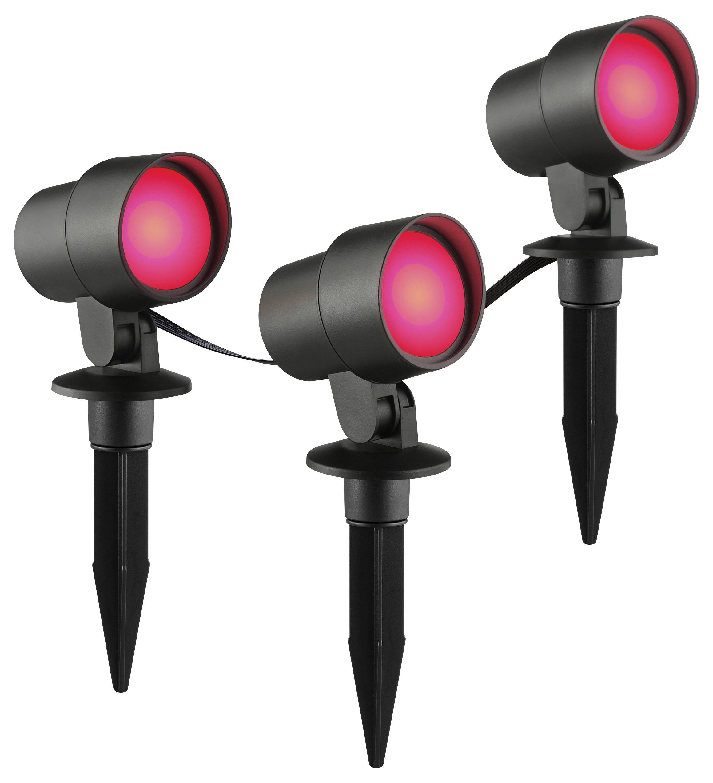 Drie zwarte tuinspotlights met rode gloeiende lenzen, gemonteerd op pinnen voor buiteninstallatie, verbonden door kabels.