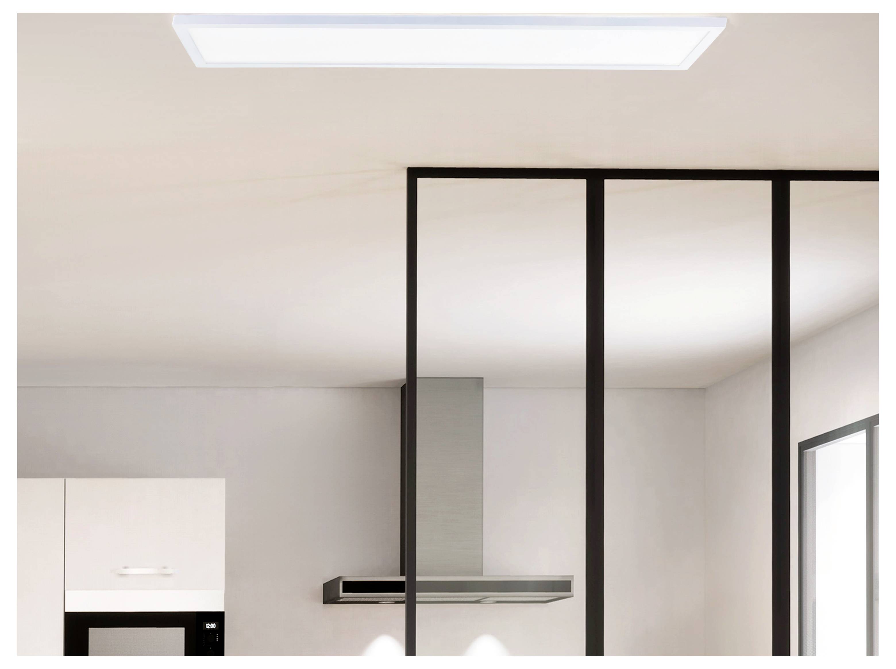 Een moderne keukenvloer met een rechthoekige plafondlamp en zichtbare afzuigkap. Minimalistische vormgeving met strakke lijnen en neutrale tinten.