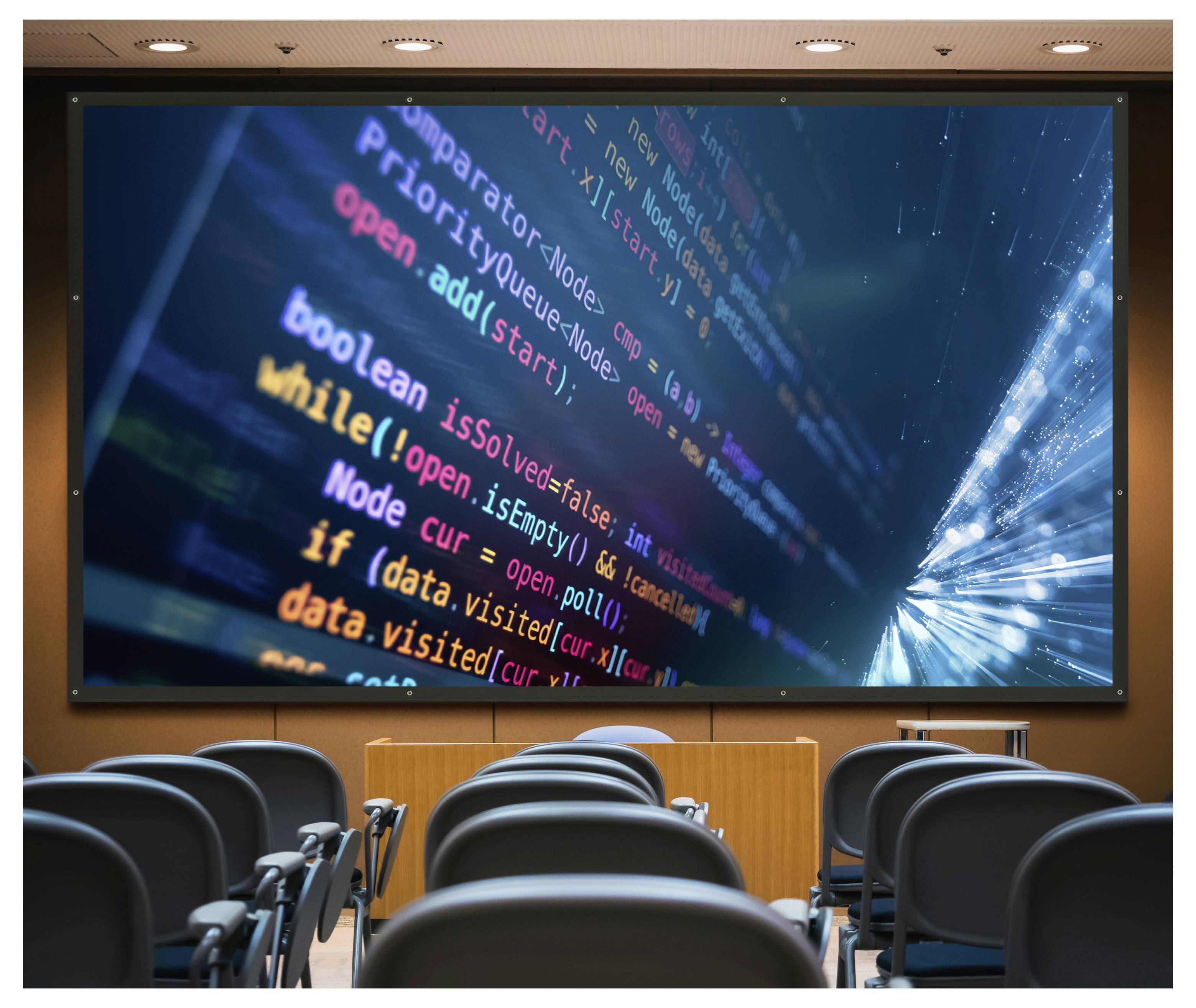 Een groot scherm met kleurrijke coderegels in een lege conferentiezaal, wat suggereert dat men zich voorbereidt op een technische presentatie of workshop.
