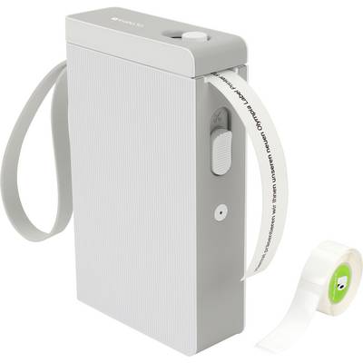 Een labelprinter met een wit en grijs ontwerp, waarop een voorbeeldlabel wordt afgedrukt. In de nabijheid zijn rollen blanco labeltape zichtbaar.