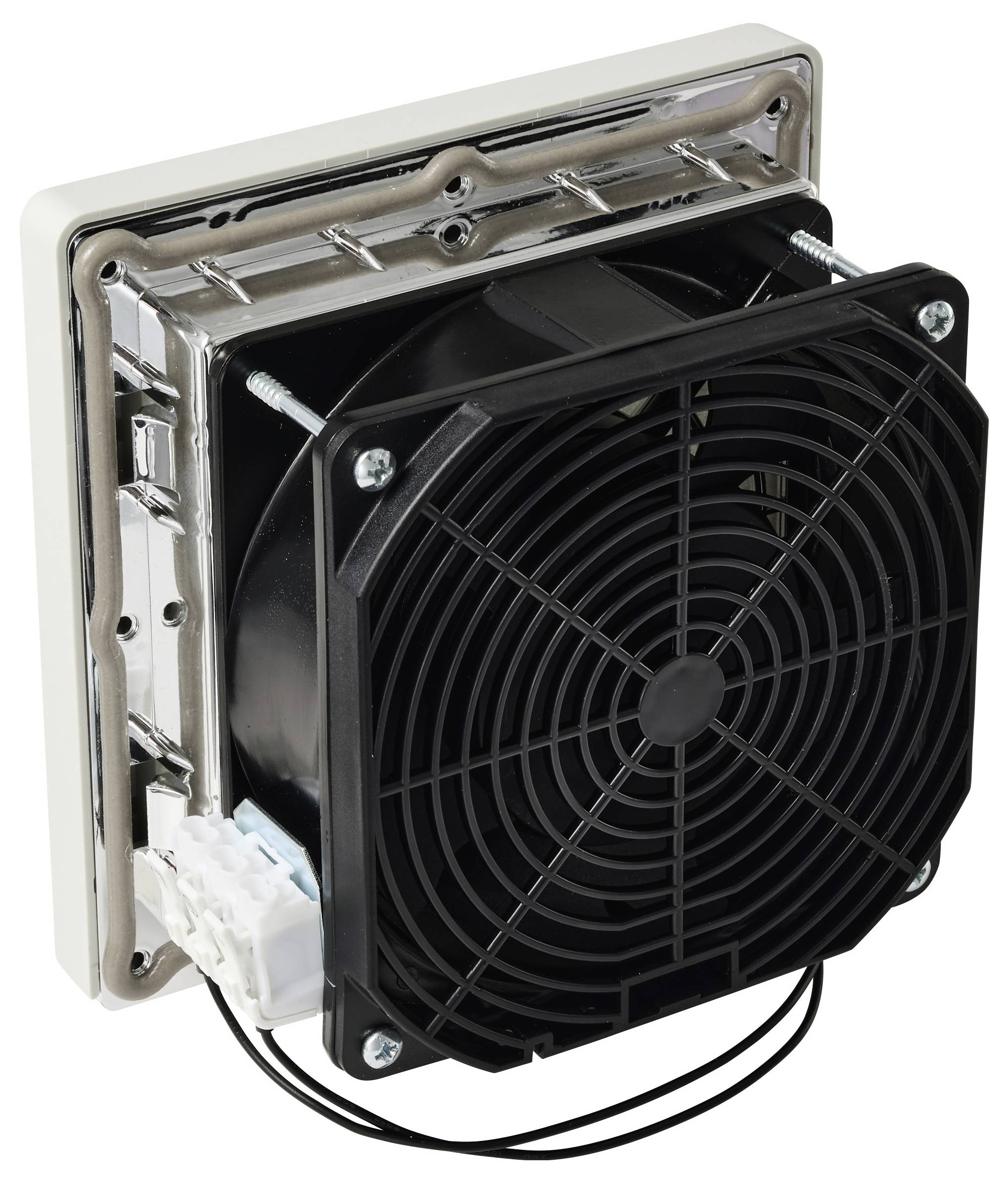 'Zwarte koeleenheid met ventilator met vierkant frame en beschermend rooster, bevestigd aan een metalen beugel en draden. Gebruikt in ventilatiesystemen.'