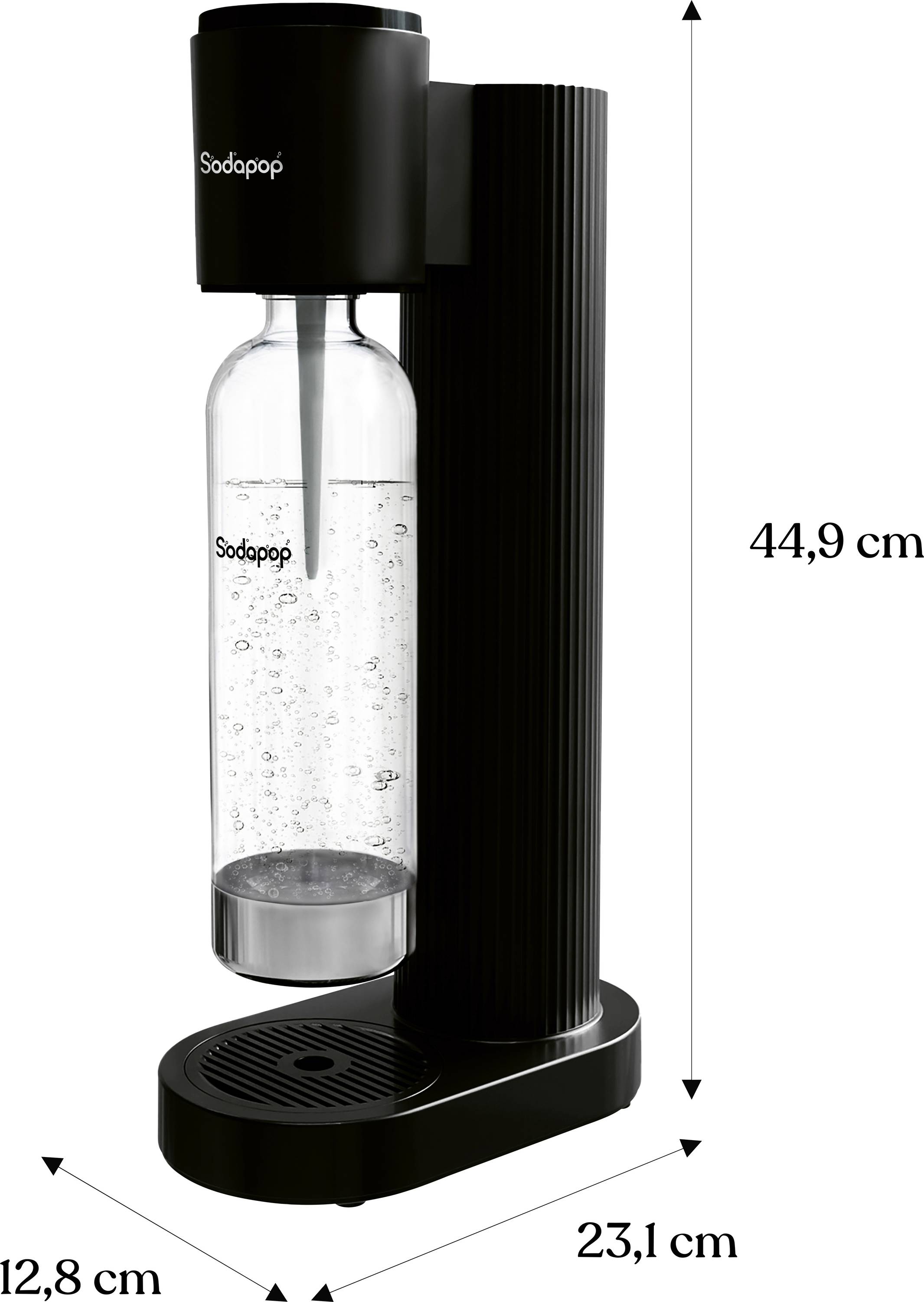 'Sodapop' zwarte sodamachine met afmetingen: hoogte 44,9 cm, diepte 23,1 cm, breedte 12,8 cm. Fles gevuld met koolzuurhoudend water.