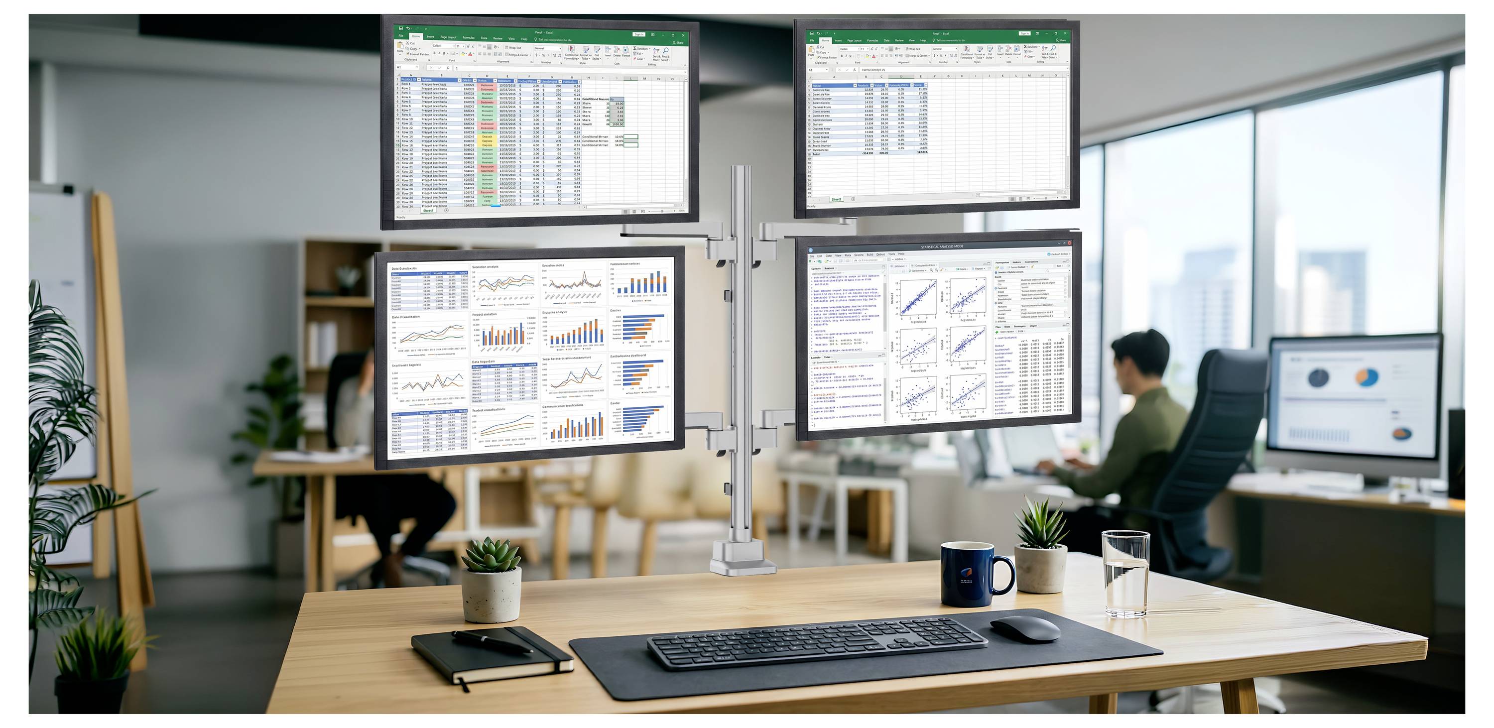 Modern kantoorbureau met een vierdubbele monitorarm met spreadsheets en grafieken, met een werknemer die in de achtergrond aan een computer werkt.