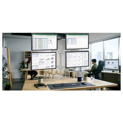 Modern kantoorbureau met een vierdubbele monitorarm met spreadsheets en grafieken, met een werknemer die in de achtergrond aan een computer werkt.