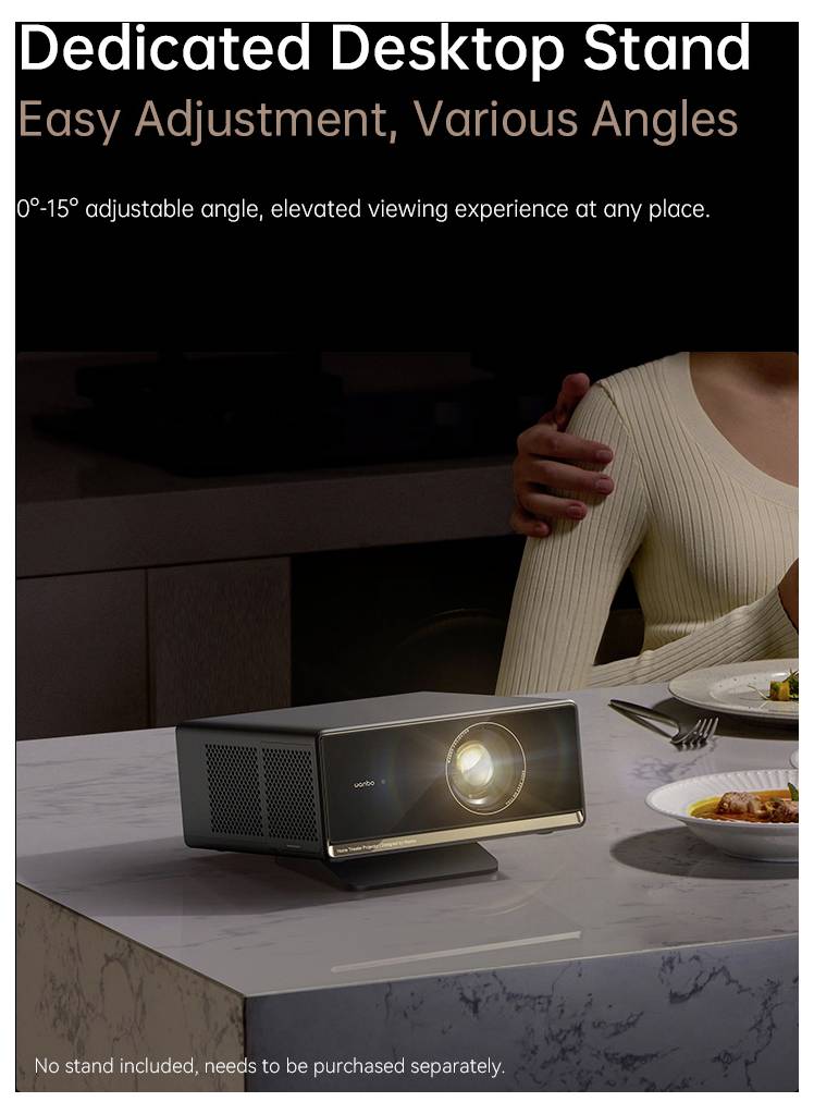 Een projector op een marmeren tafel met tekst 'Dedicated Desktop Stand: Easy Adjustment, Various Angles'. Een arm van een persoon is op de achtergrond zichtbaar.