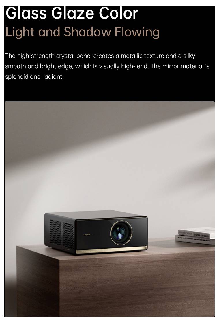 'Een projector met een strak ontwerp staat op een houten oppervlak, verlicht door natuurlijk licht. De tekst benadrukt het hoogwaardige, stralende kristallenvenster.'