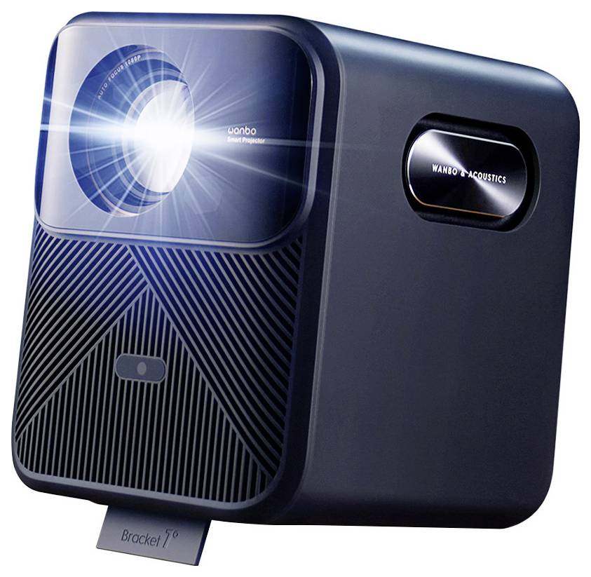 Draagbare Wanbo-projector weergegeven op een standaard, voorwaarts gekanteld met zichtbare lens en frontrooster.