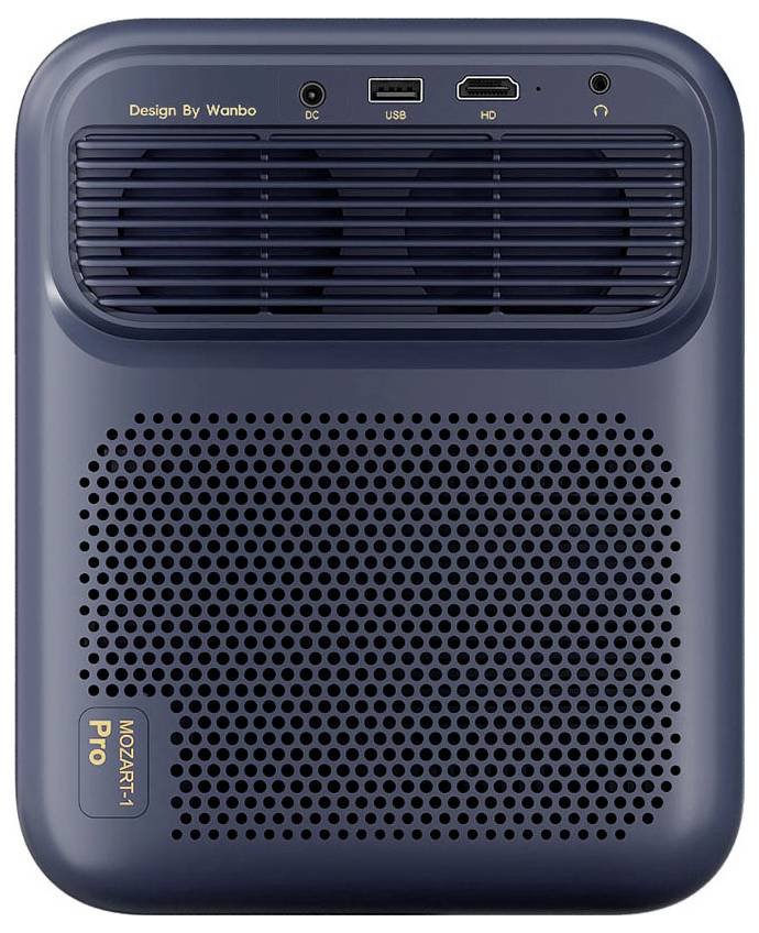 Draagbare zwarte kubusvormige projector/speaker met geperforeerde voorkant, ventilatieopeningen, draaghandgreep en zijdok op een standaard tegen een witte achtergrond.