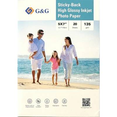Een gezin van vier loopt op een zonnig strand. De afbeelding staat op de verpakking van 'Sticky-Back High Glossy Inkjet Fotopapier' in 5x7", 20 vellen, 135 g/m².