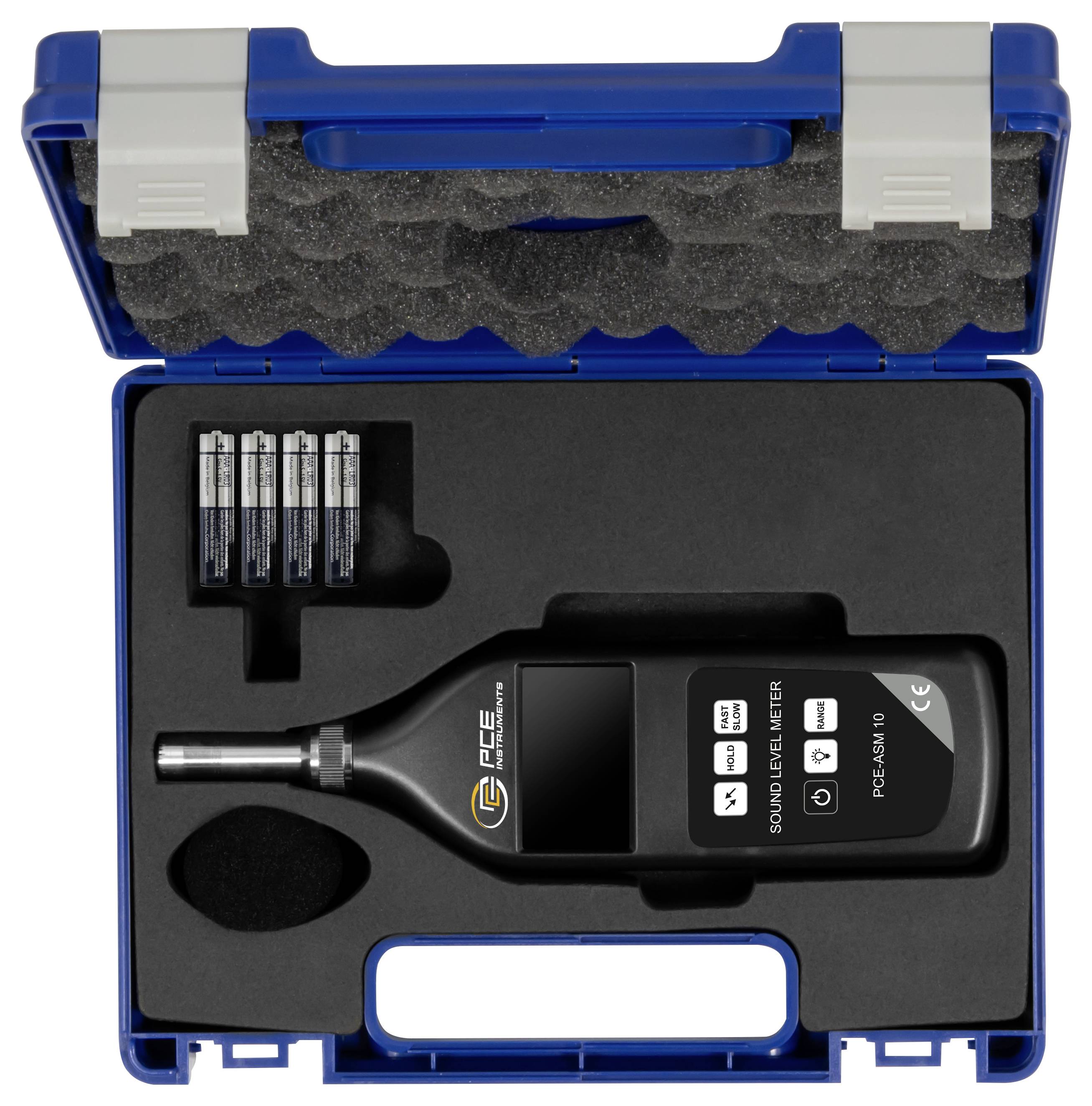 Open blauwe koffer met schuim met daarin een geluidsniveaumeter, vier batterijen en een microfoonsensoraccessoire.