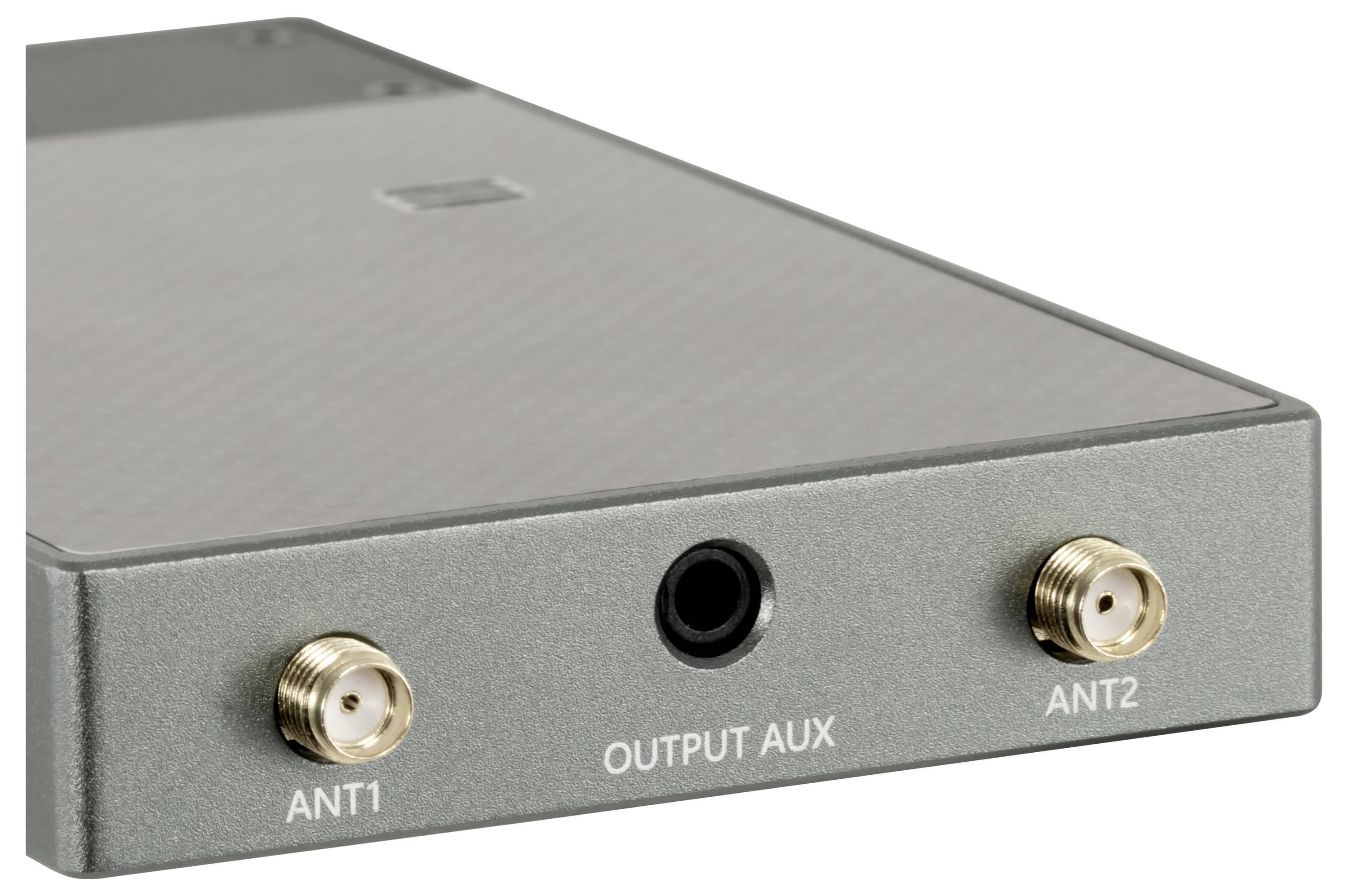 Nahaufnahme van een apparaatfront met twee antennestekkers gelabeld 'ANT1' en 'ANT2' en een centraal 'OUTPUT AUX'-poort.