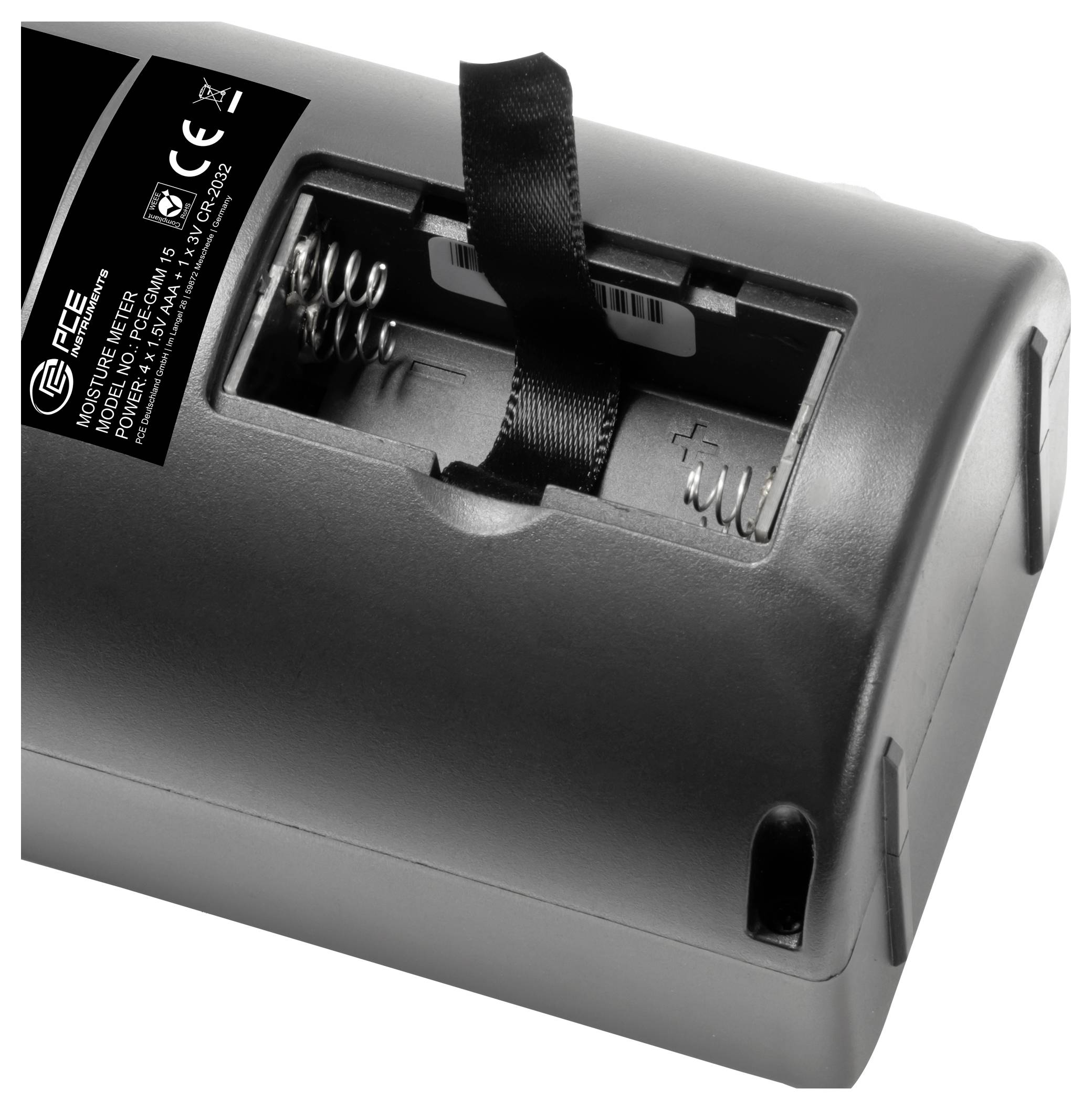 Close-up van een batterijvak op een zwart apparaat, met veerklemmen en een treelip voor het installeren of verwijderen van batterijen.
