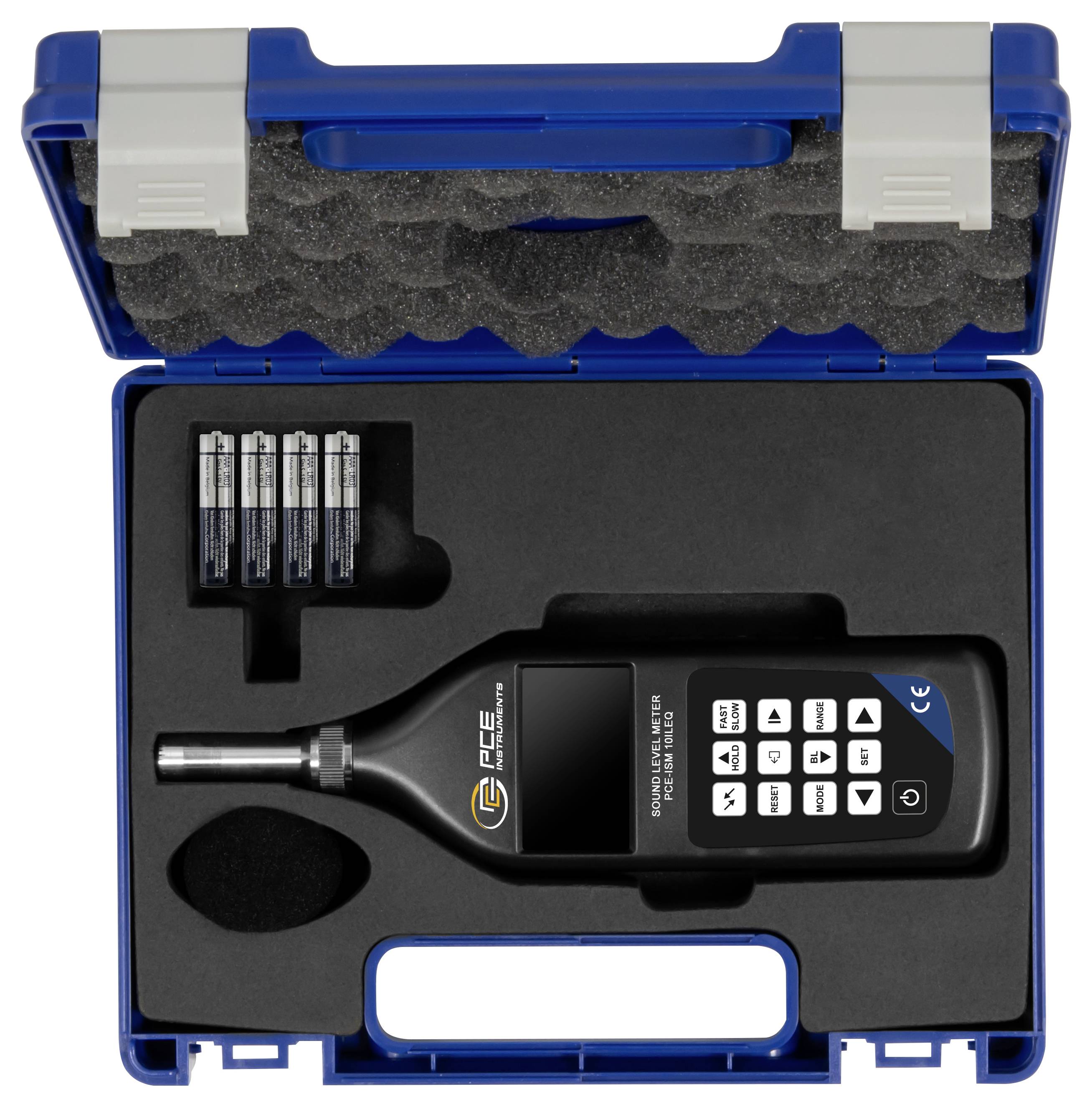 Open blauwe koffer met schuim waarin een handheld digitale geluidsmeter, microfoontaccessoire, vier batterijen en een klein accessoirecompartiment.