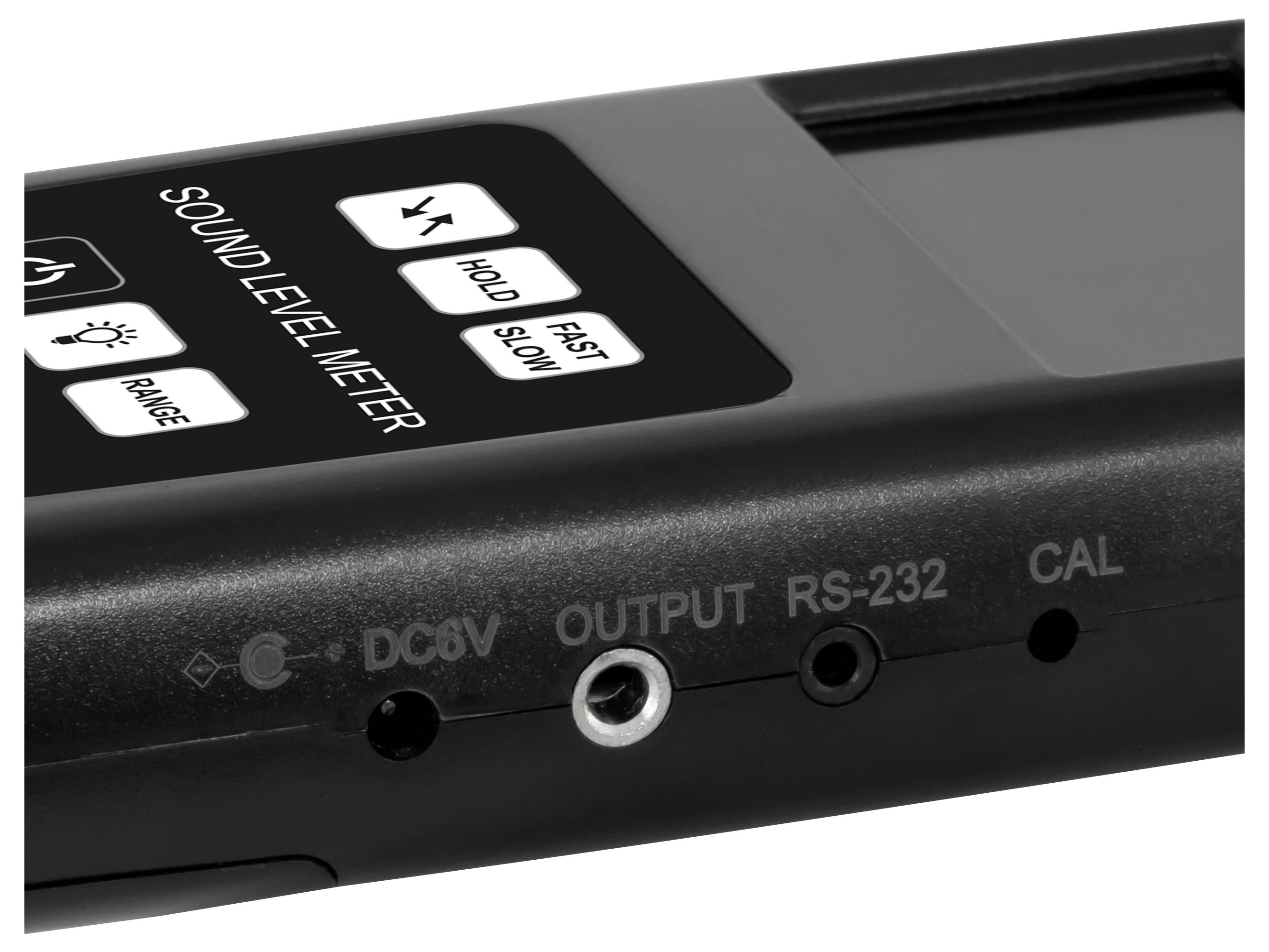 Close-up van een geluidsniveaumeter met bedieningsknoppen en frontpanelpoorten gelabeld DC6V, OUTPUT, RS-232 en CAL.