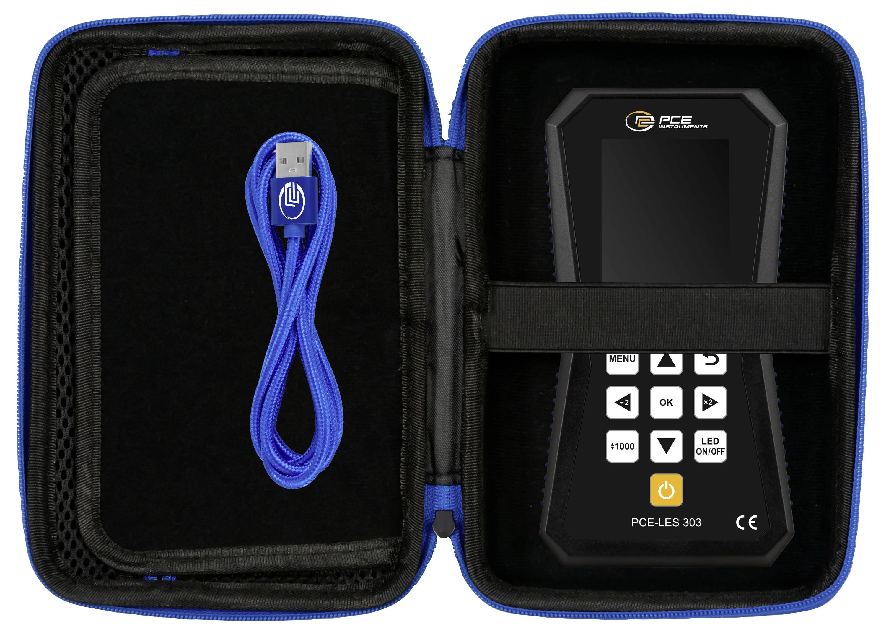 Open ritssluiting koffer met een blauwe USB-kabel aan de linkerkant en een PCE LES 303 elektronisch apparaat aan de rechterkant.