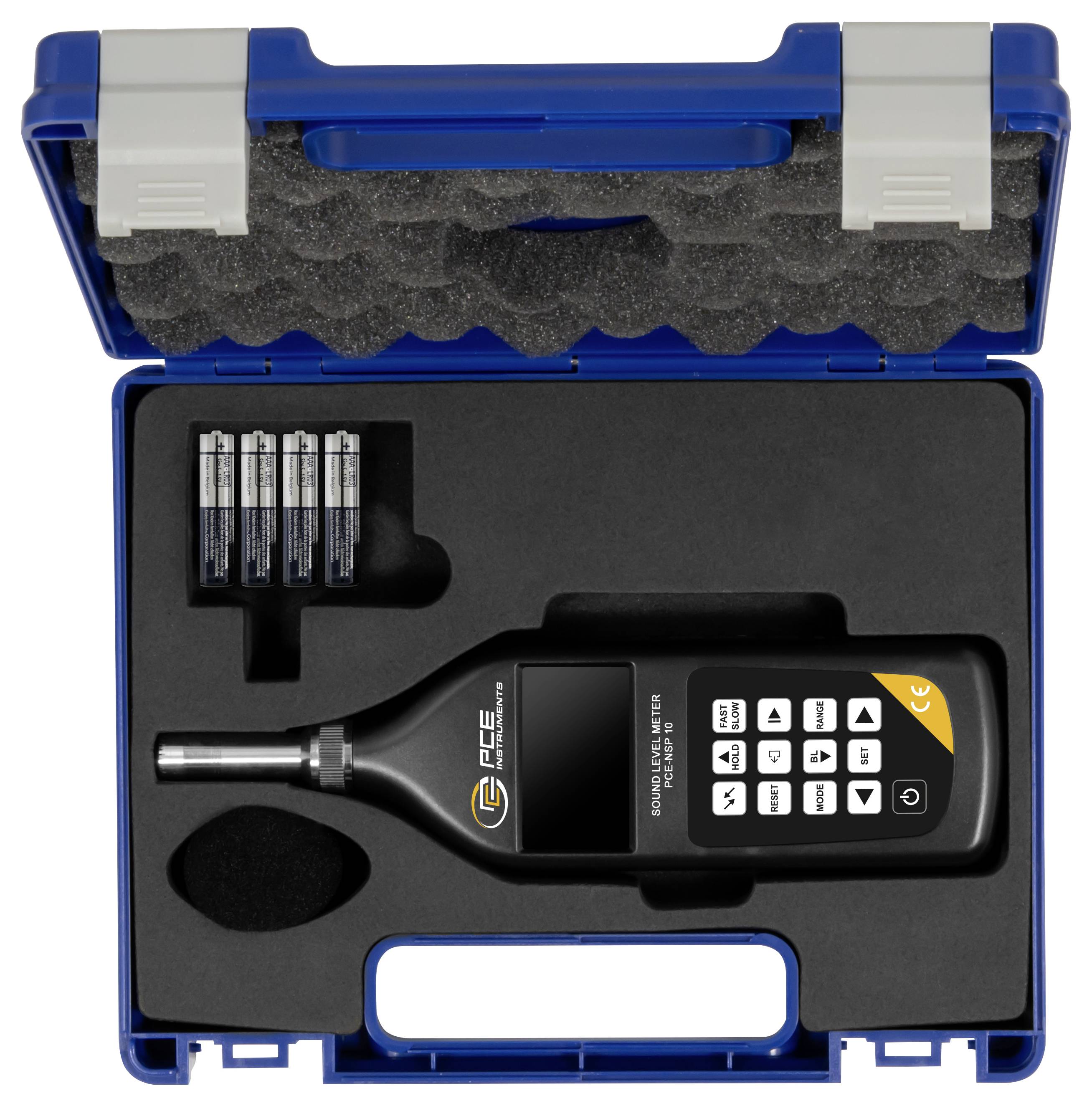 Blauwe draagkoffer met schuimstofinserts die een handheld digitale meter, vier batterijen en een metalen sondeaanslag bevatten.