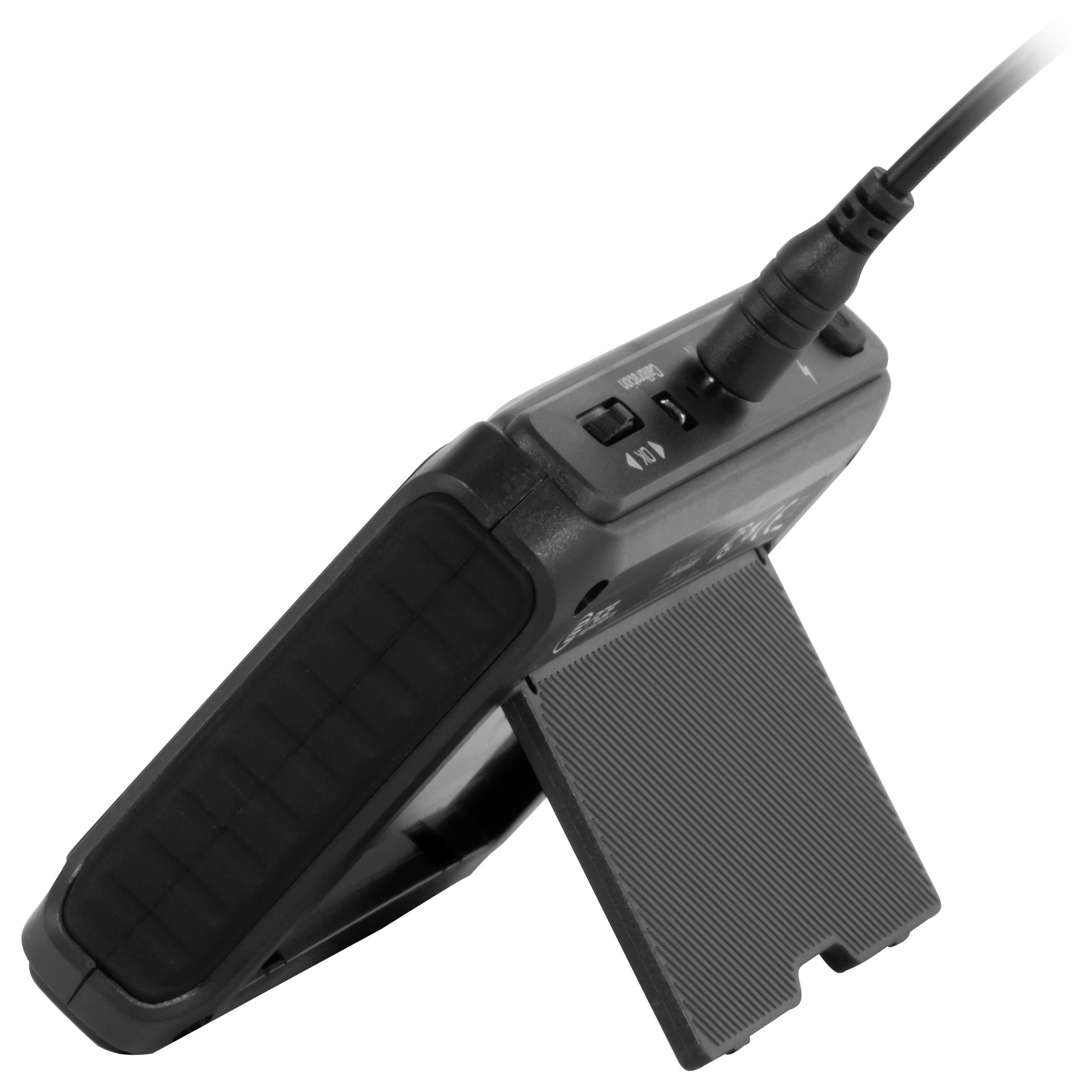 Zwart elektronisch apparaat met een kabel, ondersteund op een grijze standaard met textuur, afgebeeld tegen een witte achtergrond.