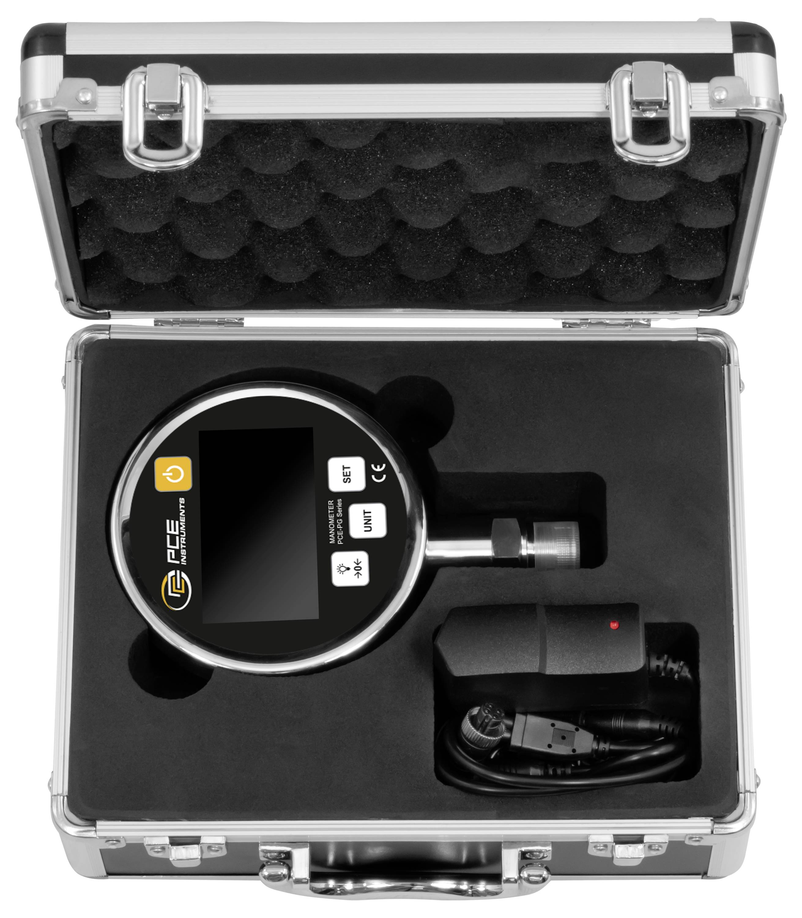 Open hard case met een handheld digitaal meetapparaat met scherm, knoppen, sondahandvat en oplaadkabel in schuimstof inzetstuk.