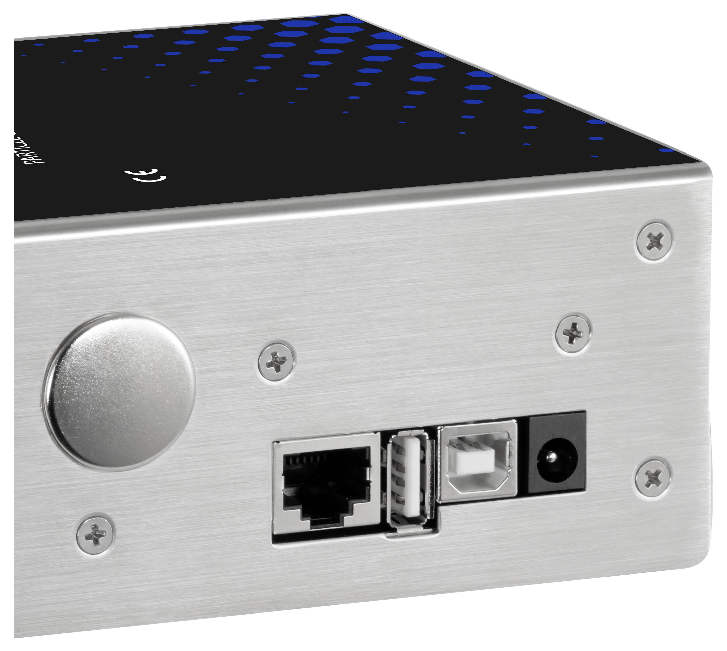 Geborsteld metalen achterpaneel van elektronisch apparaat met Ethernet-, USB-, voedings- en sensorpoorten, plus een ronde knop.