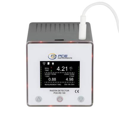 Vooraanzicht van een radondetector van PCE Instruments met een weergave van 4,21 pCi/L, met korte-termijn 1-dag en lange-termijn 7-dagen waarden op het scherm.