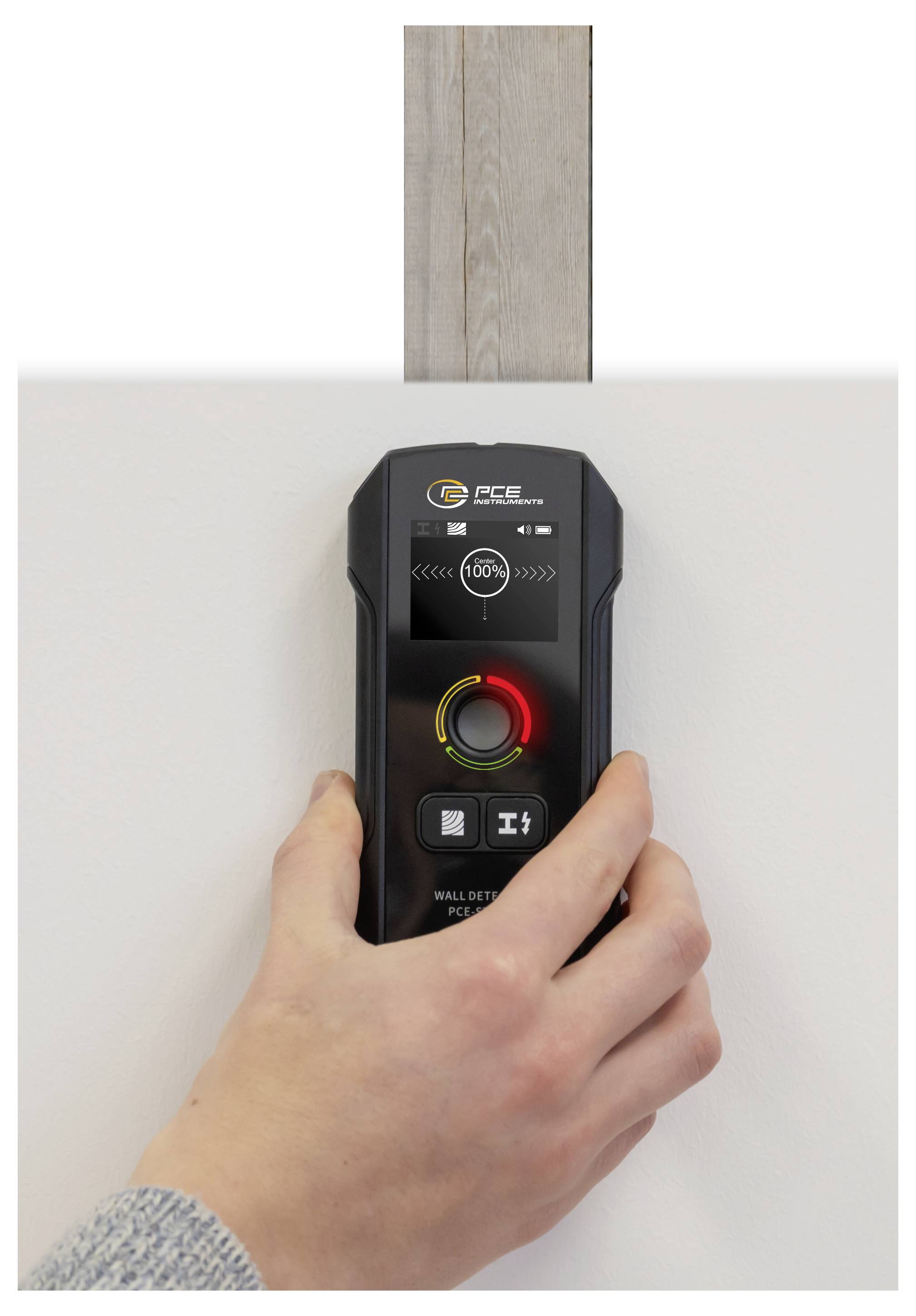Handheld stud zoeker wordt tegen een muur gedrukt om een verborgen stijl achter gipsplaat te lokaliseren.