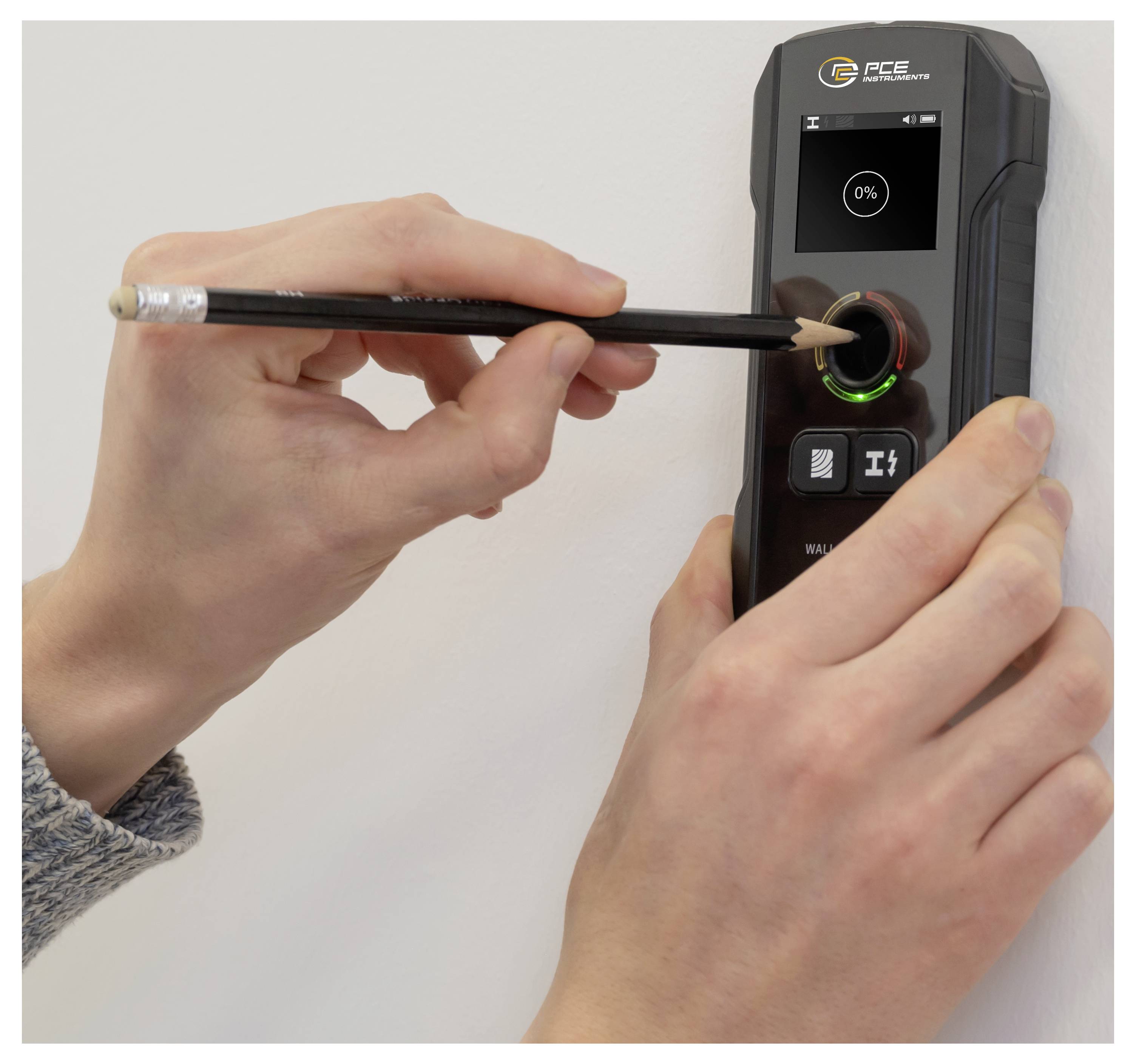 Handen gebruiken een potlood om in een aan de muur gemonteerd elektronisch slot of apparaatscanner in te voegen met een circulaire indicator die 0% weergeeft.