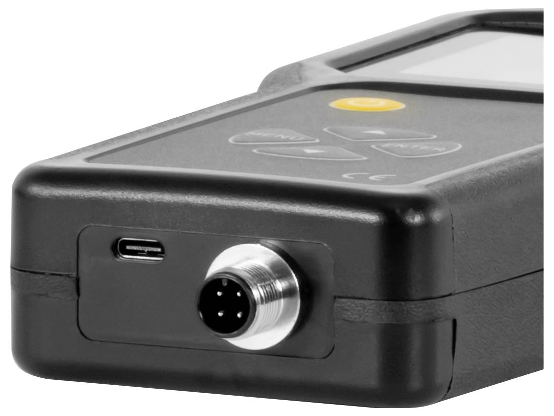 Zwart draagbaar elektronisch apparaat met een USB-C-poort, ronde aansluiting en verlichte knop bovenaan, weergegeven in close-up.