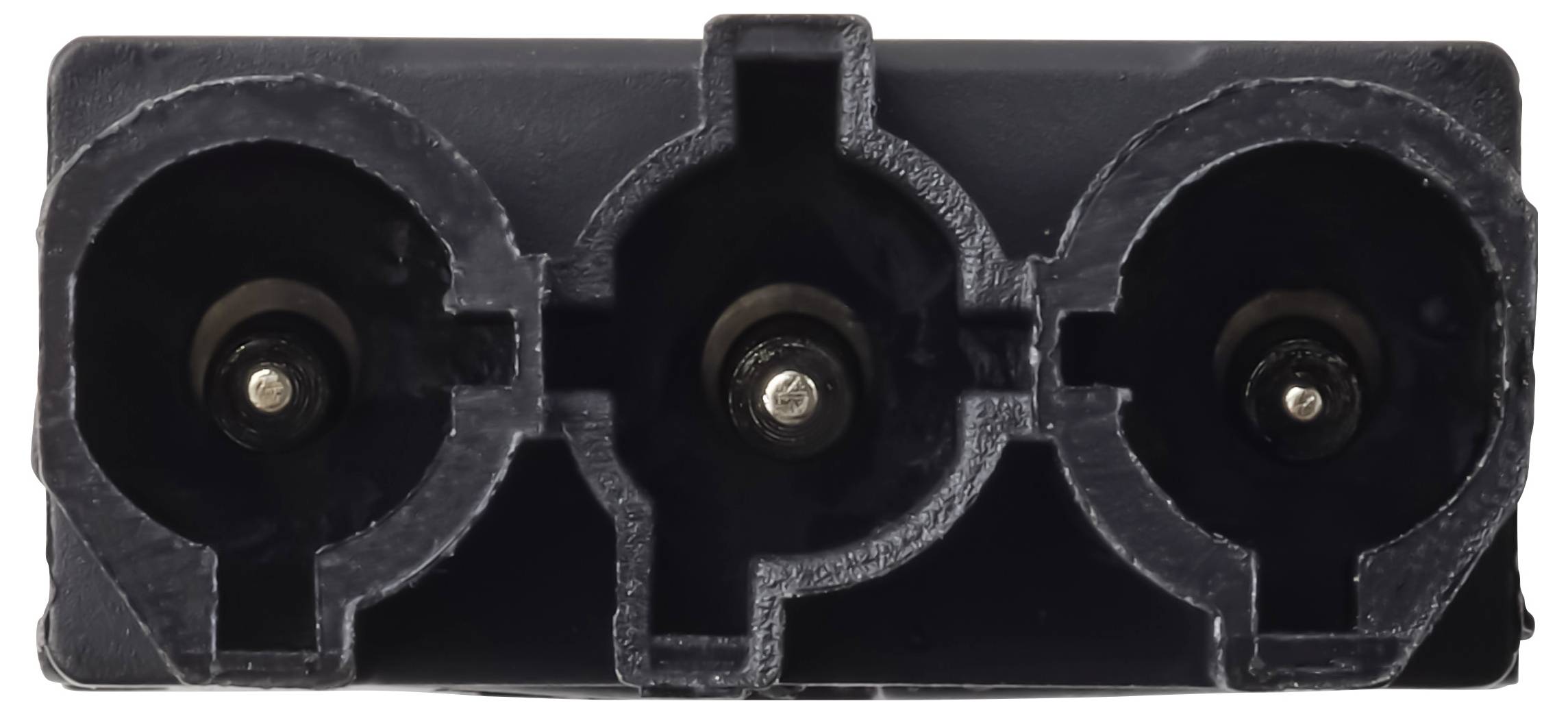 Dicht aanzicht van een zwarte drie-pins elektrische connectorbus met drie ronde openingen en metalen contacten.