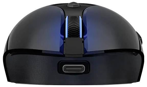 Een slanke, zwarte computermuis met blauwe LED-verlichtingaccenten en een USB-C-oplaadpoort wordt weergegeven vanuit het frontale oogpunt.