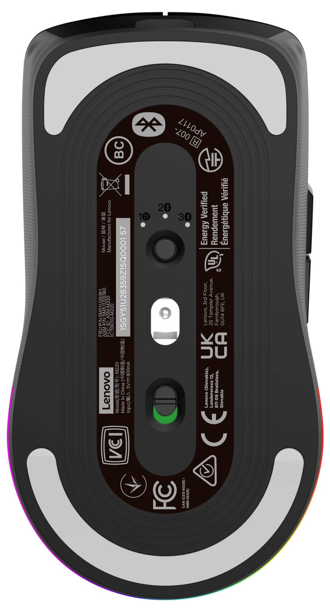 De afbeelding toont de onderkant van een zwarte Lenovo draadloze muis. Deze bevat een zichtbare sensor, een aan/uit-schakelaar en regelgevingslabels.