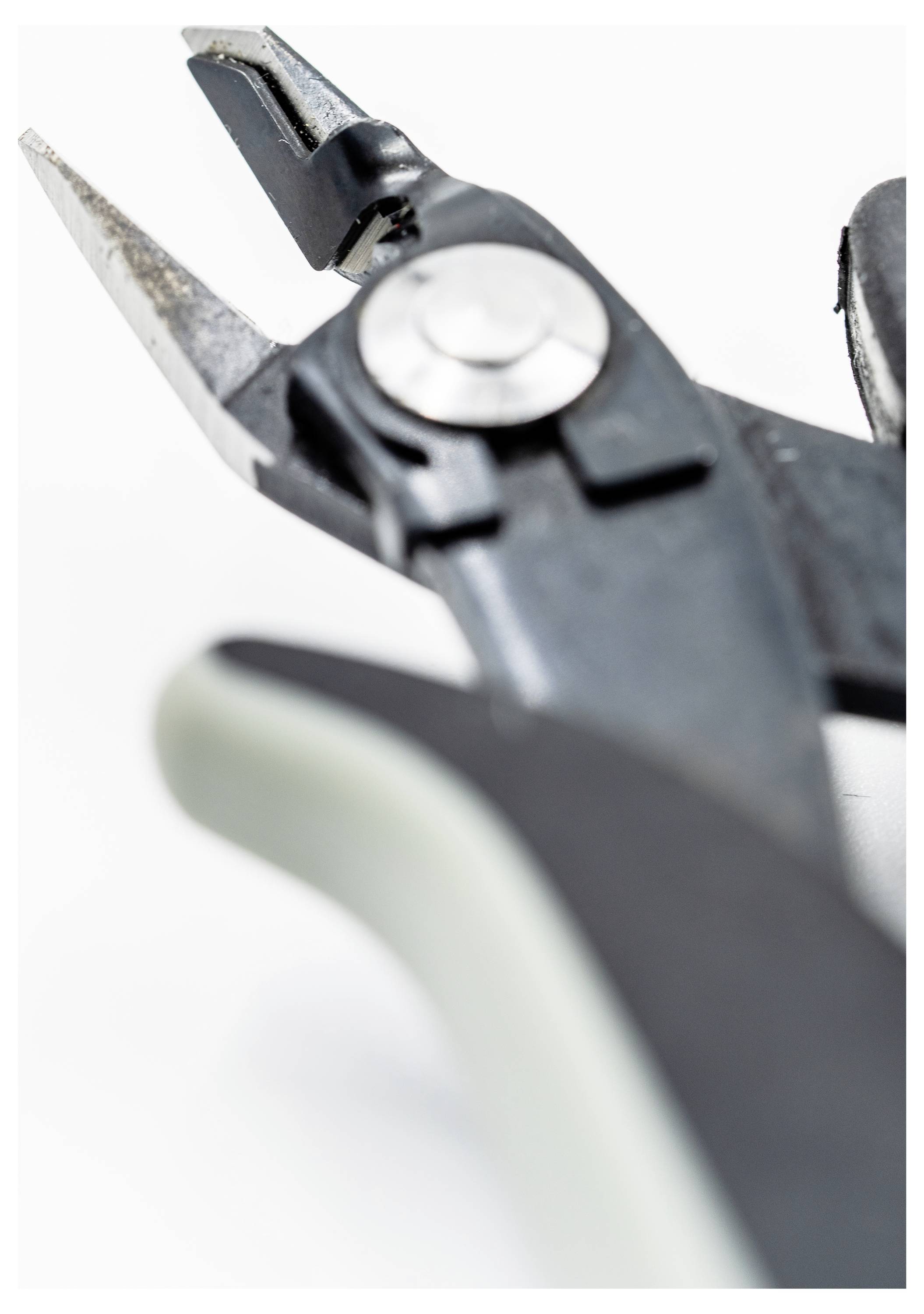 Close-up van een zwarte draadschaar met een glanzend metalen blad, met details van het draaimekanisme en de grijpbeugel, op een witte achtergrond.