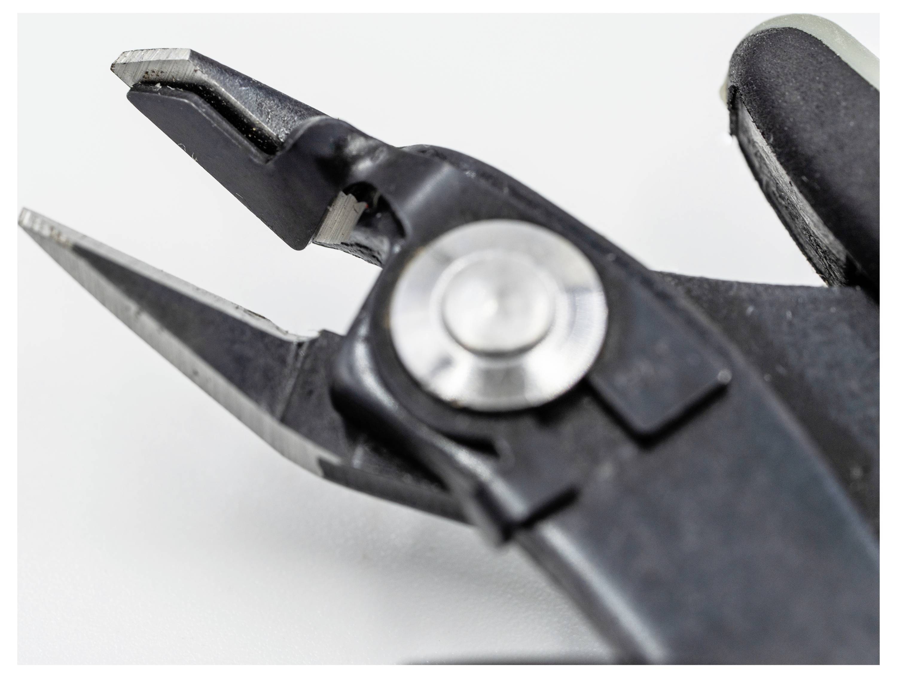 Close-up van metalen knipper met een verstelbare schroef op een witte achtergrond, gebruikt voor het snijden van draden of kleine voorwerpen.