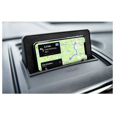 Smartphone weergegeven in een autodashibordslot met stap-voor-stap navigatie en een blauwe route met aanwijzingen naar 'A61' en 'Bestemming: Erkelenz'.