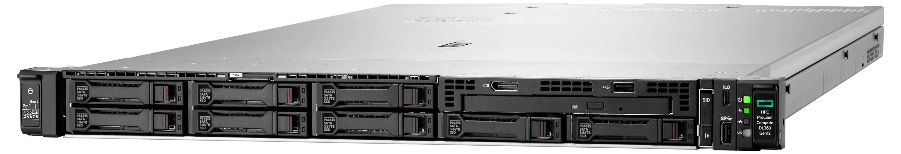 Een in een rek gemonteerde server met meerdere schijfsleuven staat op een glijdende plank in een datacenter, wat duidt op zijn functie voor opslag of verwerking.