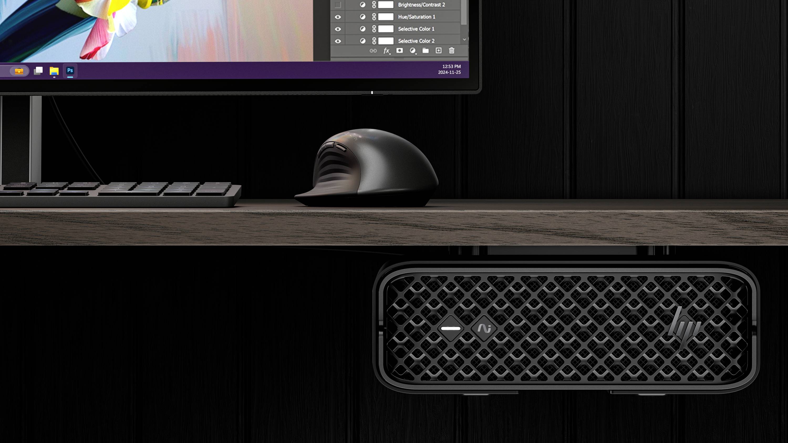 Een zwart, rechthoekig elektronisch apparaat met een geventileerde voorkant met roosters, voorzien van een logo en twee indicatorlampen, wat op functionaliteit duidt.