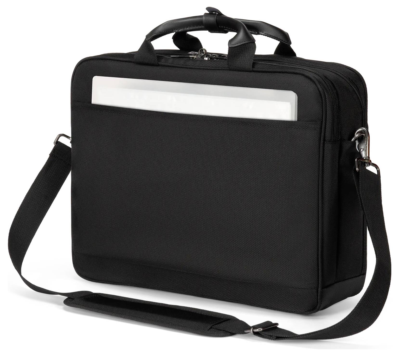 Een zwarte laptoptas met een schouderriem, met een voorzak waarin een zichtbare laptop zit.