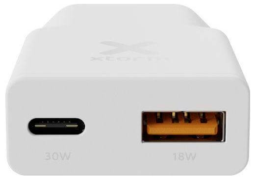 'Xtorm' dubbele laadapparaat met een USB-C (30W) en een USB-A (18W) poort, ontworpen voor efficiënt opladen van elektronische apparaten.