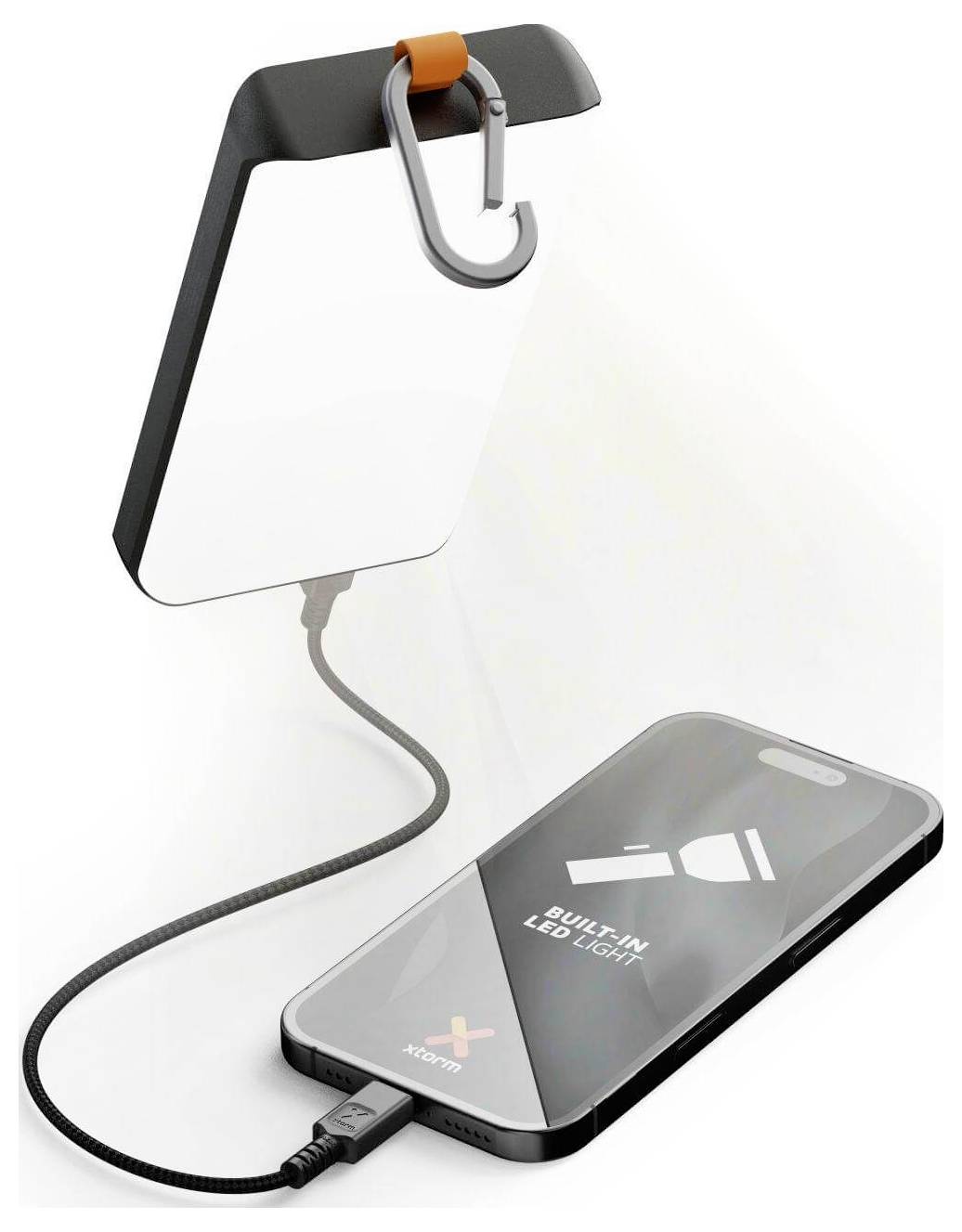Een draagbare powerbank met karabijnhaak is via een USB-kabel verbonden met een smartphone. De powerbank heeft een ingebouwde LED-lampfunctie.