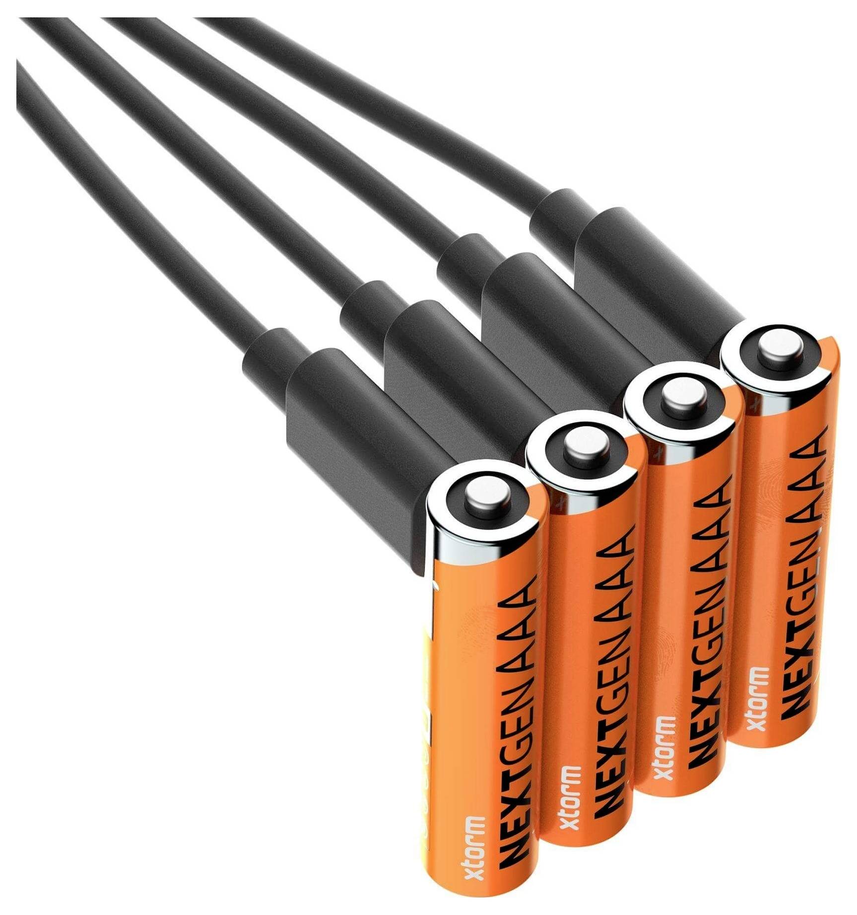 'NEXTGEN AAA' batterijen verbonden met zwarte kabels, in een rij op een rij gerangschikt, die een oplaadinstallatie tonen.